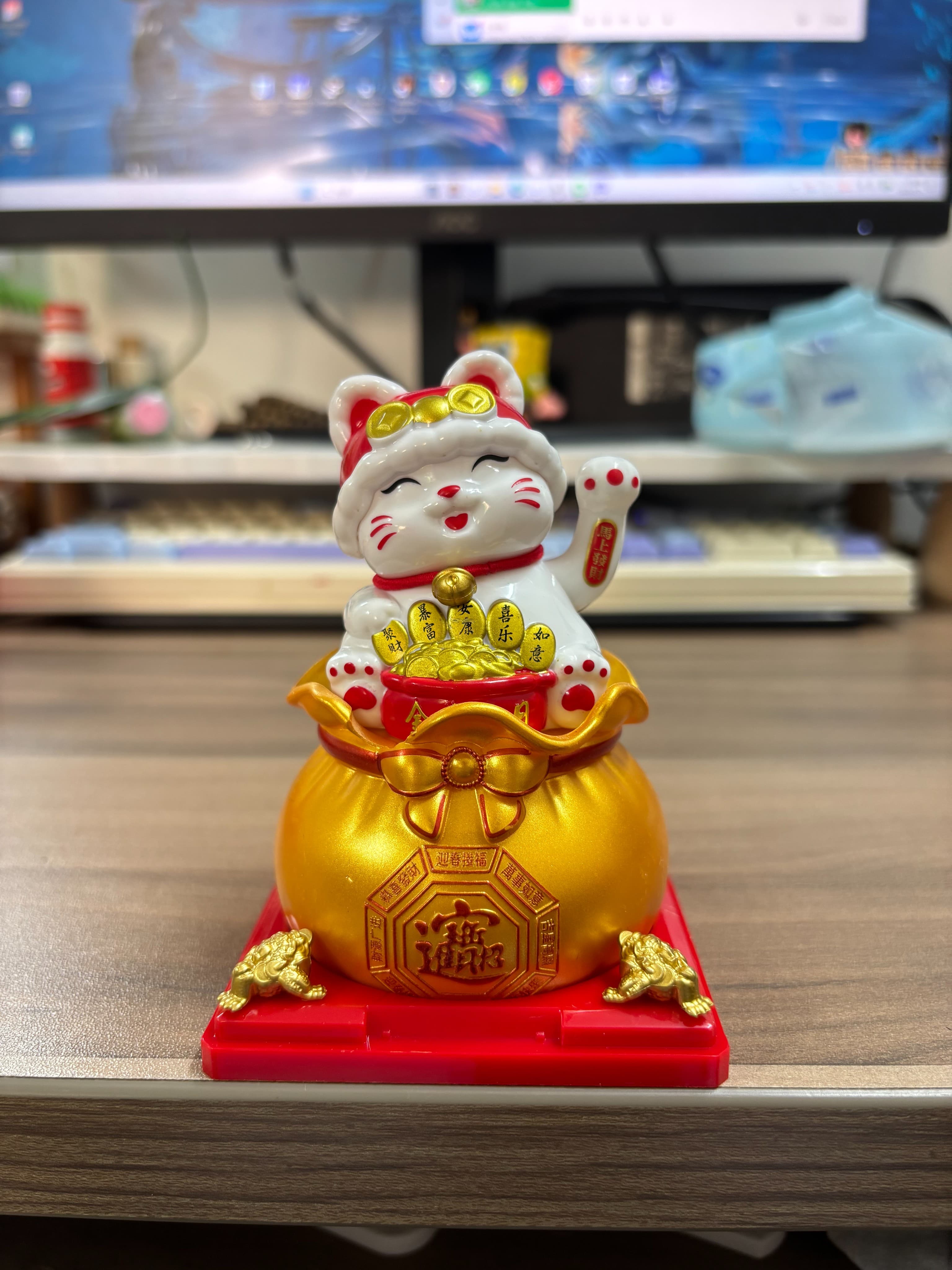 Solar-Powered Mini Trumpet Christmas Money Bag Lucky Cat Stress-Relief Car Ornament with Dust Cover