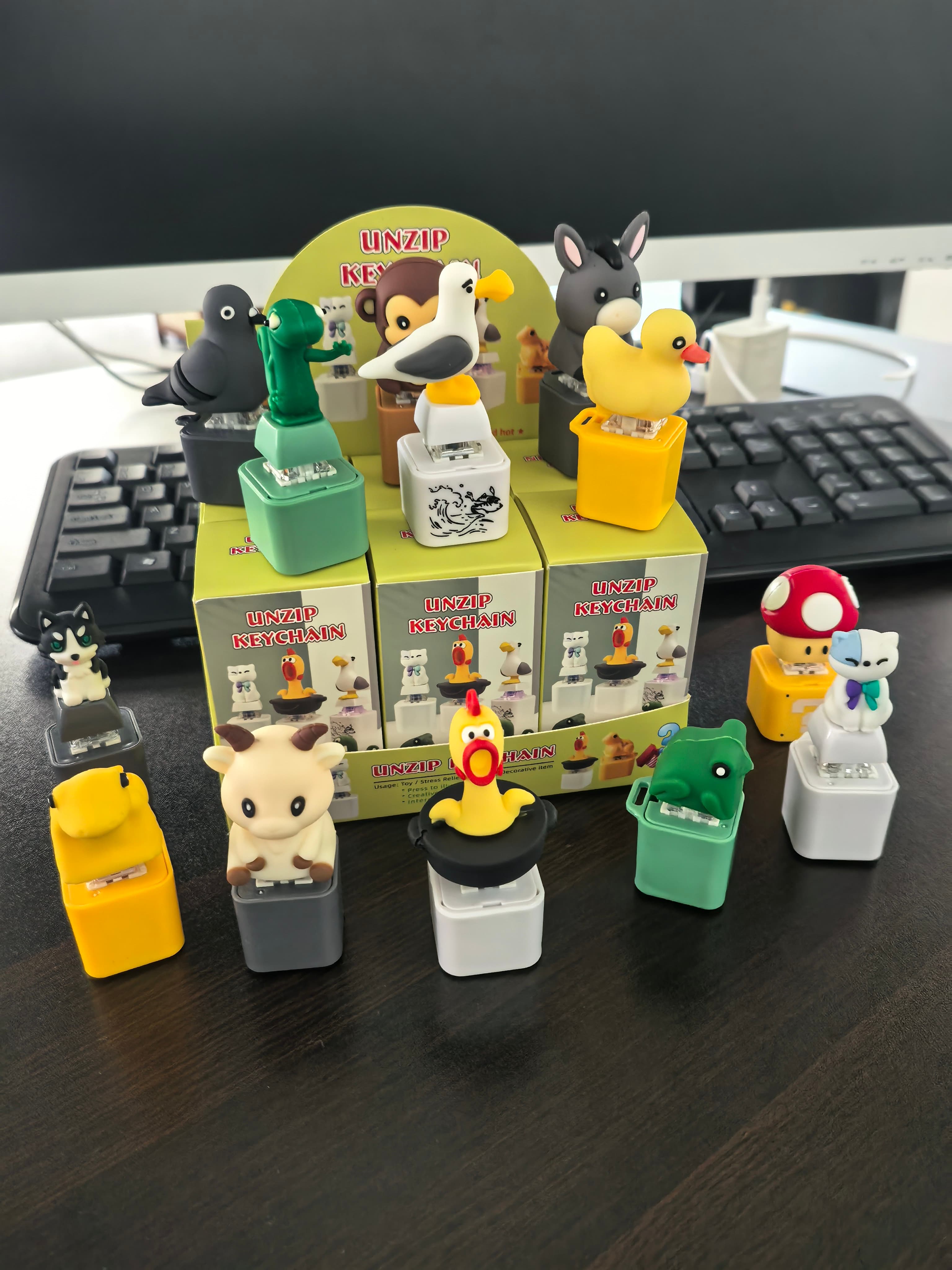 Cross-border Stress-Relief Squeezable LED Sound-Making Seagull Frog Duck Lizard Keychain Blind Box Mini Pendant for Anxiety Relief Type-C Rechargeable